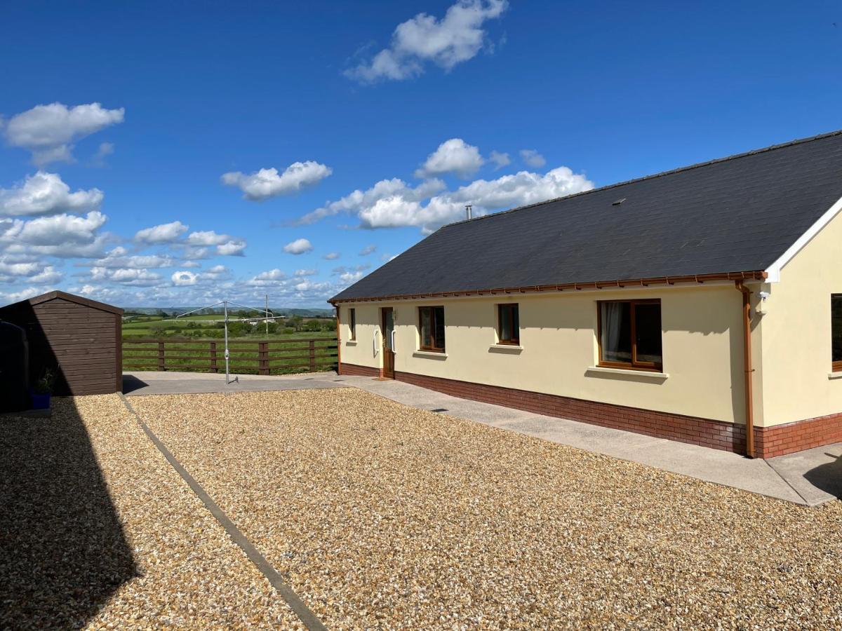 Sunny Bank- Countryside Escape With Private Hot Tub And Countryside Views Villa Carmarthen Buitenkant foto